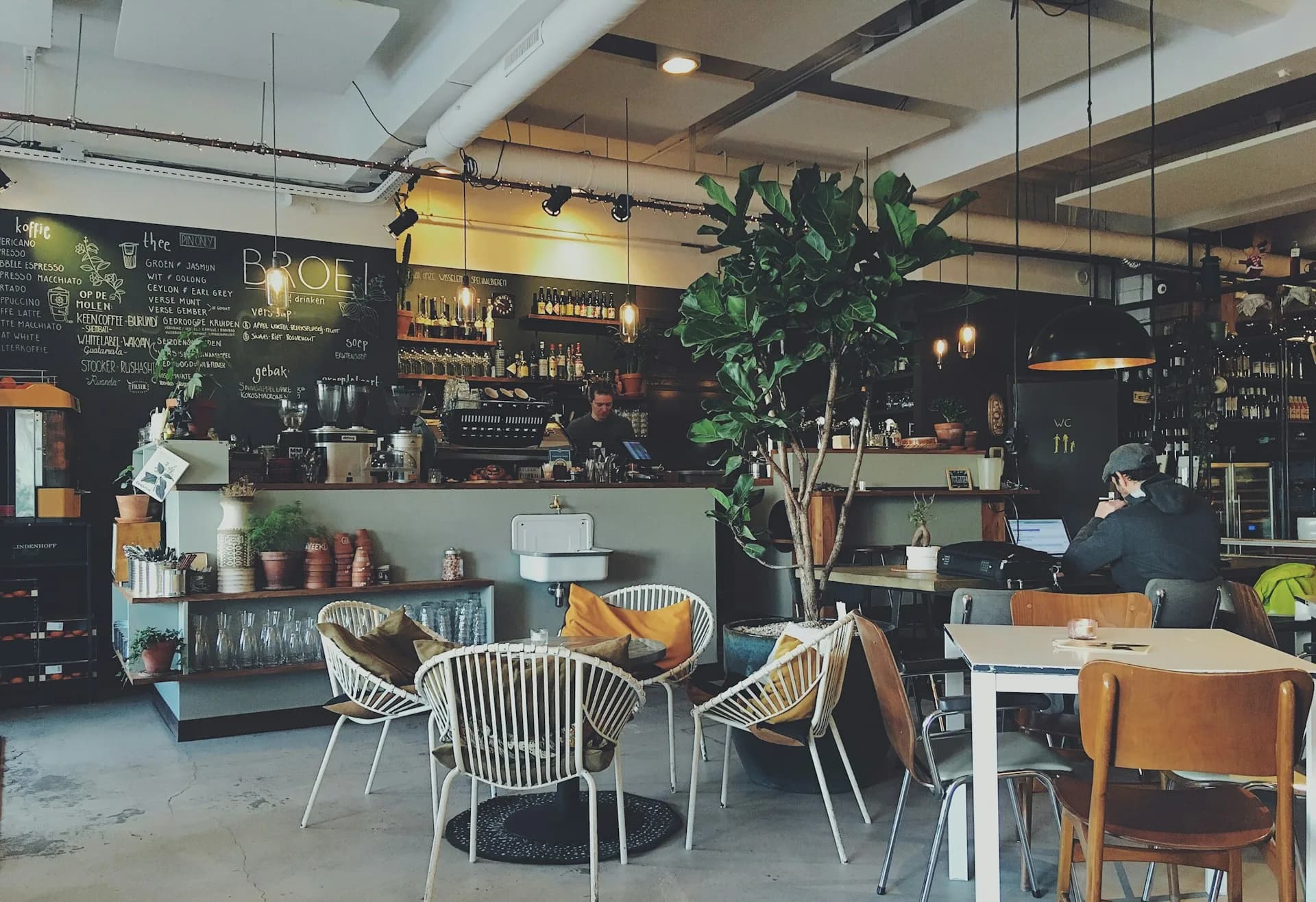 Ahşap masalı sıcak kafe salonu