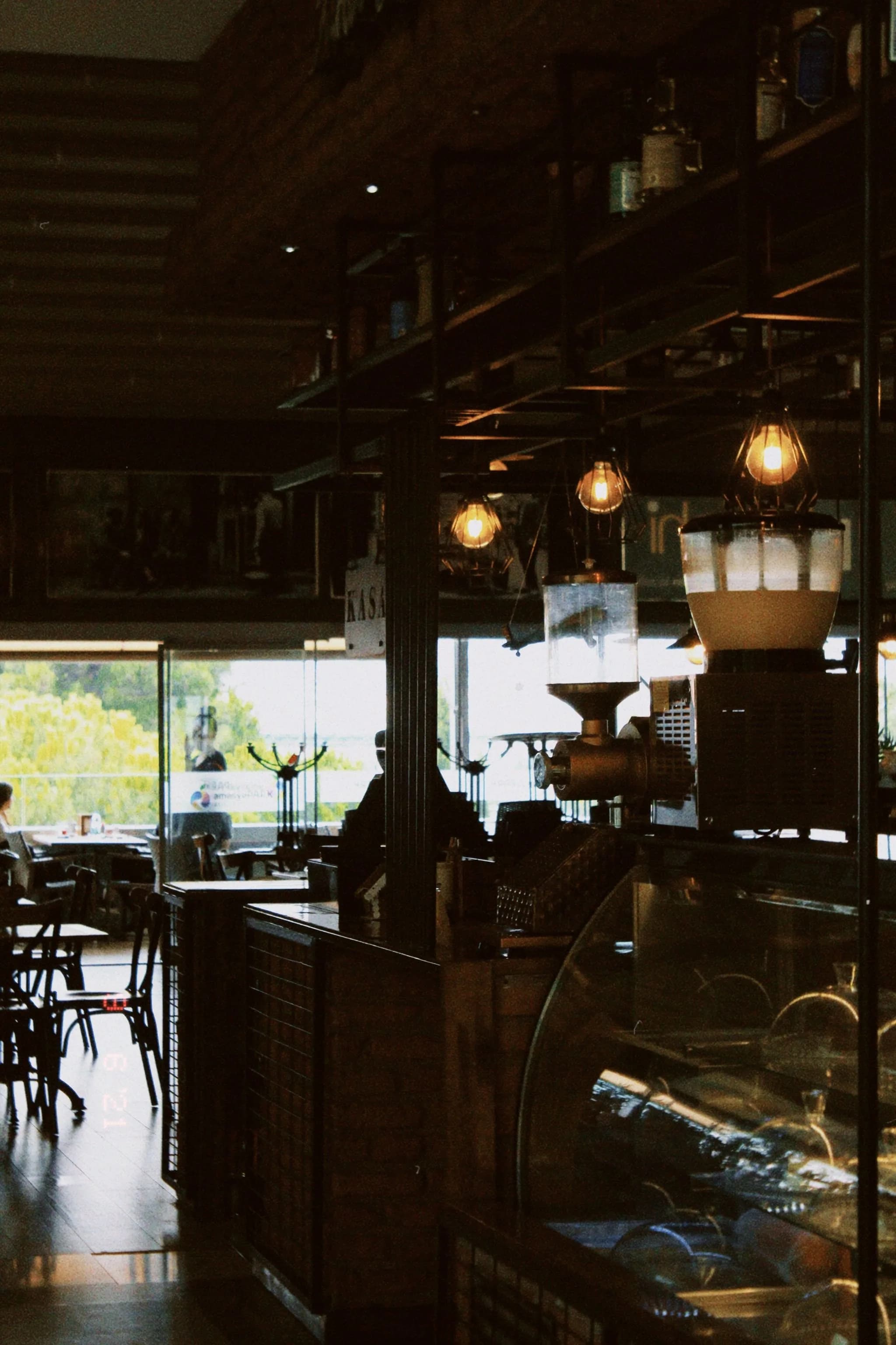 Kadıköy kafe iç mekânı ve yeşil manzaraya bakan pencere